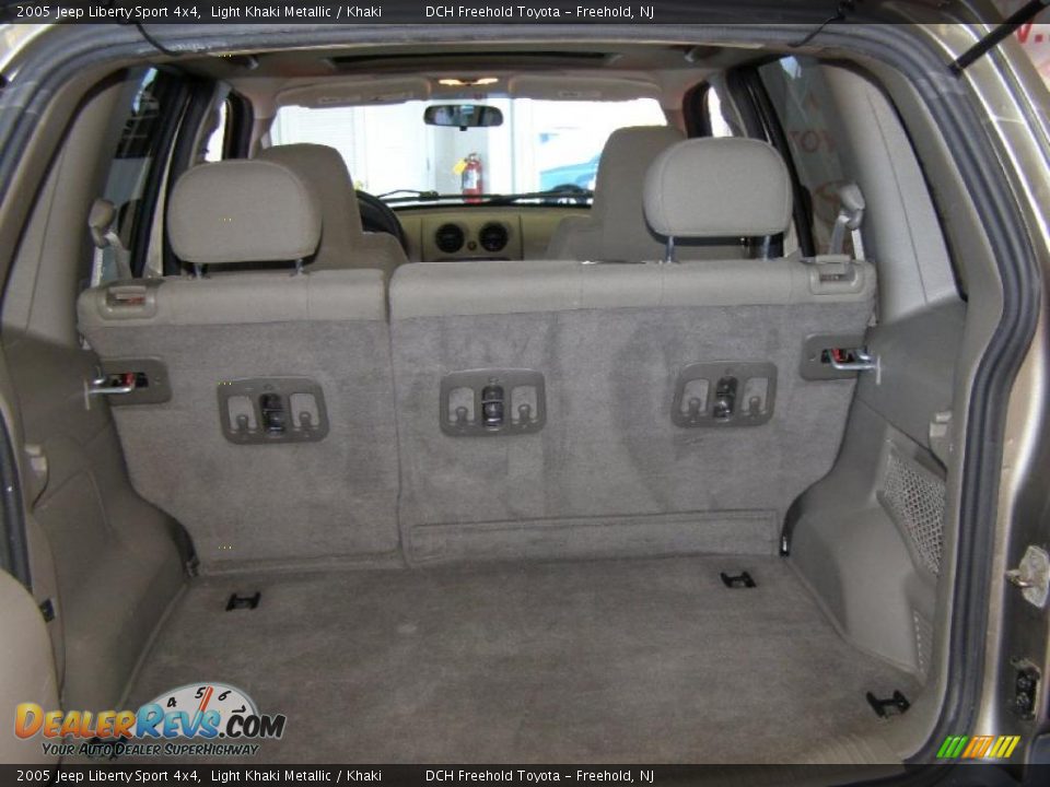 2005 Jeep Liberty Sport 4x4 Light Khaki Metallic / Khaki Photo #21