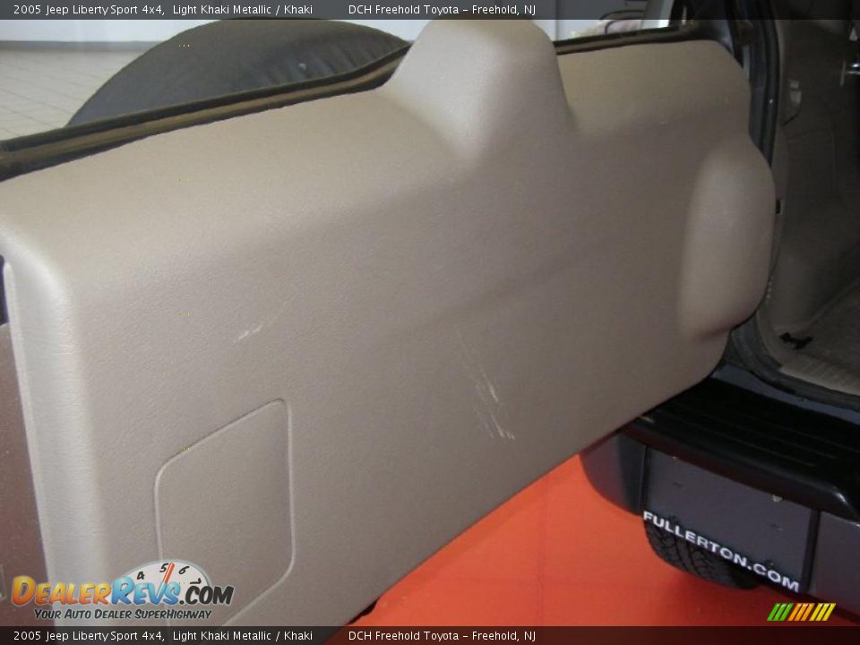 2005 Jeep Liberty Sport 4x4 Light Khaki Metallic / Khaki Photo #22