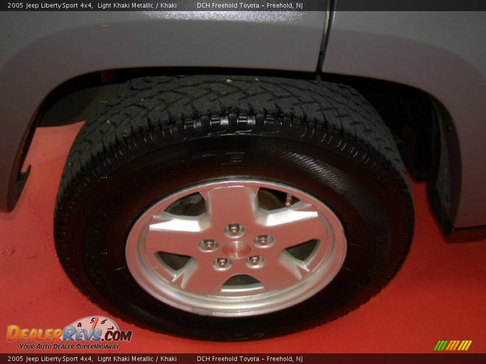 2005 Jeep Liberty Sport 4x4 Light Khaki Metallic / Khaki Photo #23