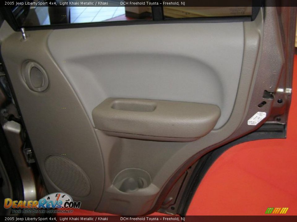 2005 Jeep Liberty Sport 4x4 Light Khaki Metallic / Khaki Photo #24