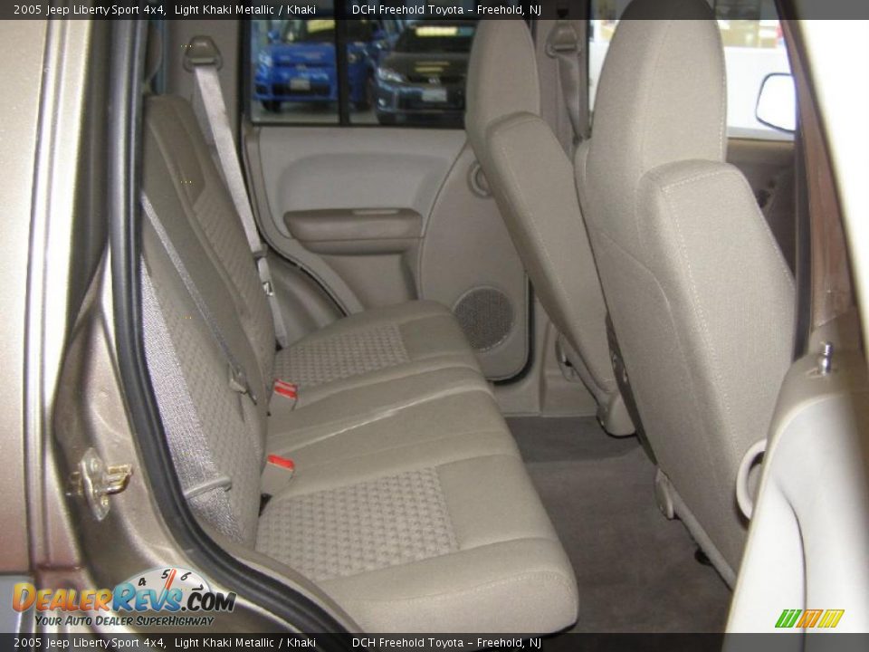 2005 Jeep Liberty Sport 4x4 Light Khaki Metallic / Khaki Photo #25