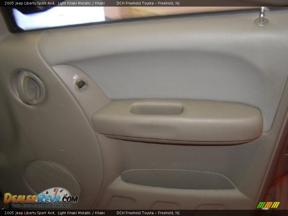 2005 Jeep Liberty Sport 4x4 Light Khaki Metallic / Khaki Photo #26