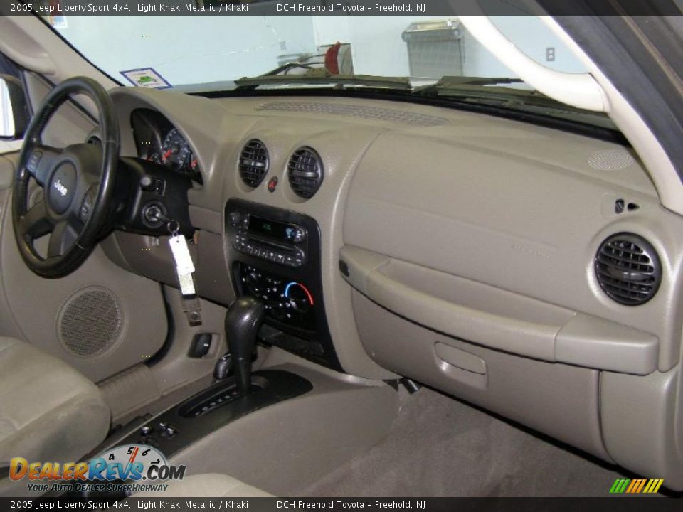 2005 Jeep Liberty Sport 4x4 Light Khaki Metallic / Khaki Photo #27