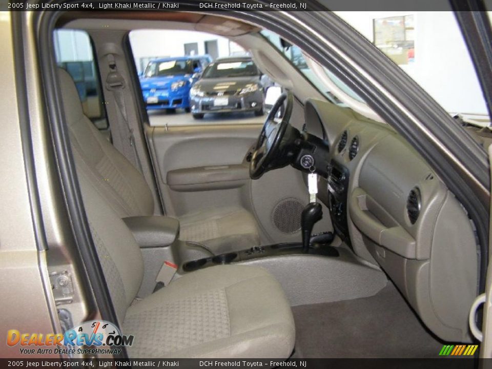 2005 Jeep Liberty Sport 4x4 Light Khaki Metallic / Khaki Photo #28