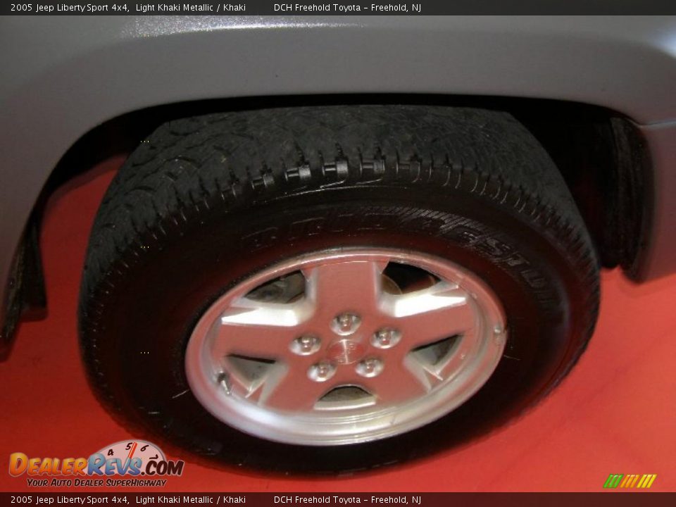 2005 Jeep Liberty Sport 4x4 Light Khaki Metallic / Khaki Photo #29
