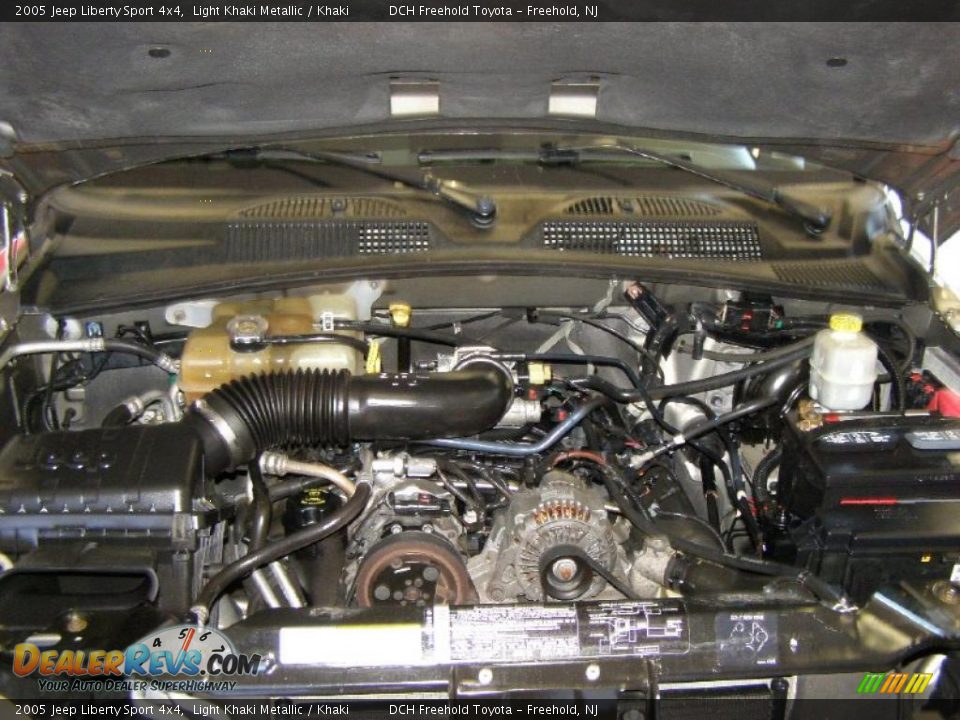 2005 Jeep Liberty Sport 4x4 Light Khaki Metallic / Khaki Photo #30