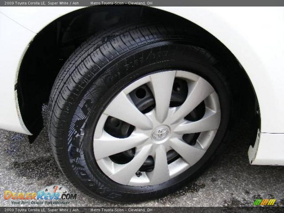 2009 Toyota Corolla LE Super White / Ash Photo #24