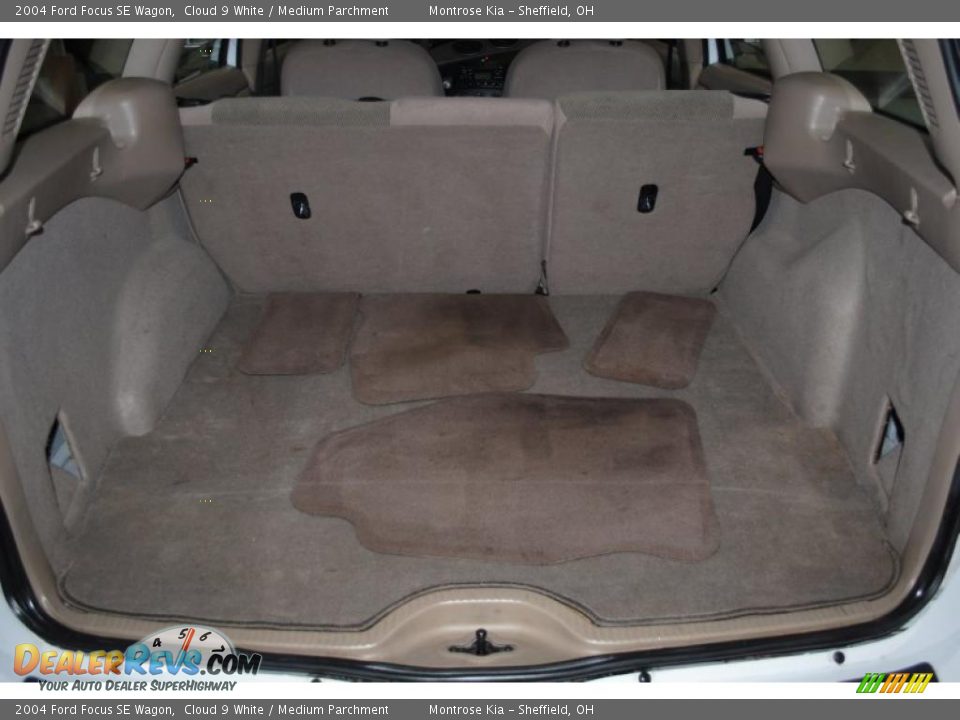 2004 Ford Focus SE Wagon Cloud 9 White / Medium Parchment Photo #18