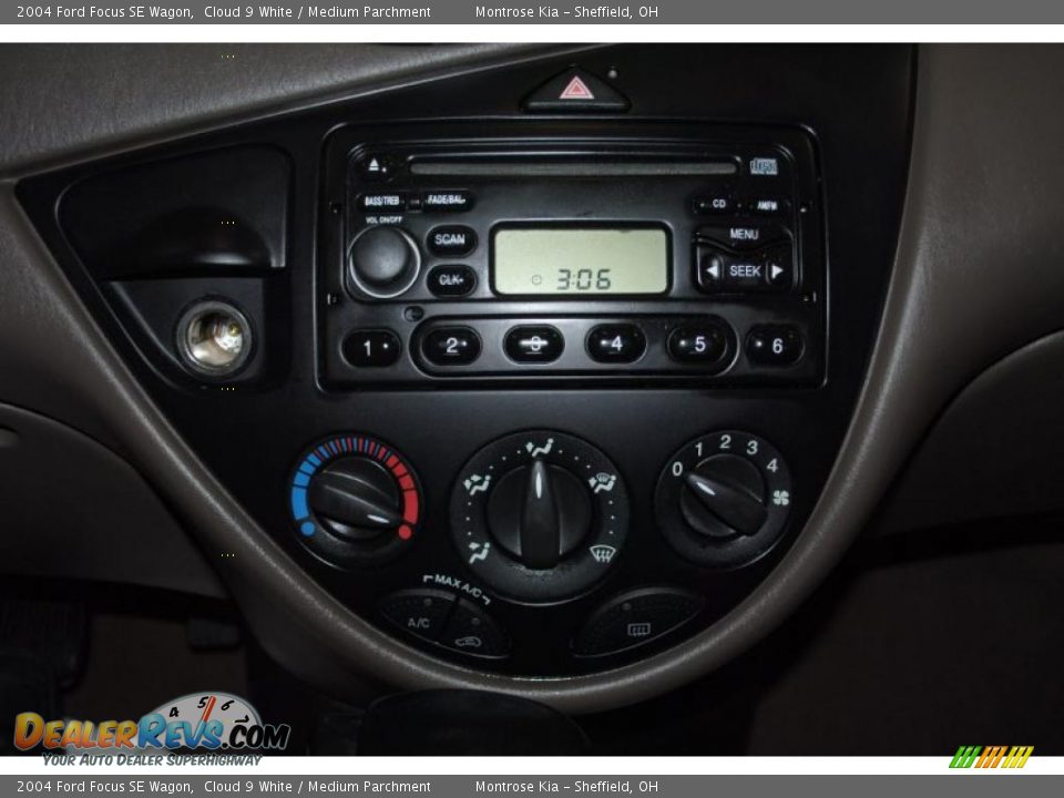 2004 Ford Focus SE Wagon Cloud 9 White / Medium Parchment Photo #25