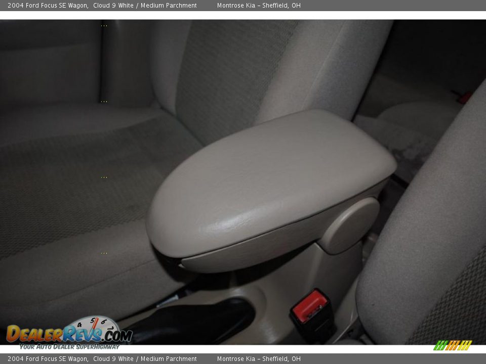2004 Ford Focus SE Wagon Cloud 9 White / Medium Parchment Photo #27