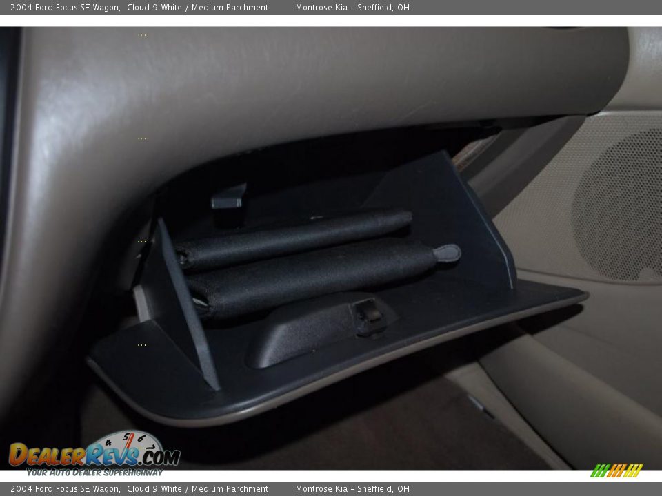 2004 Ford Focus SE Wagon Cloud 9 White / Medium Parchment Photo #28