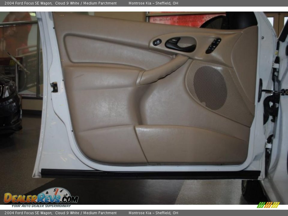2004 Ford Focus SE Wagon Cloud 9 White / Medium Parchment Photo #29