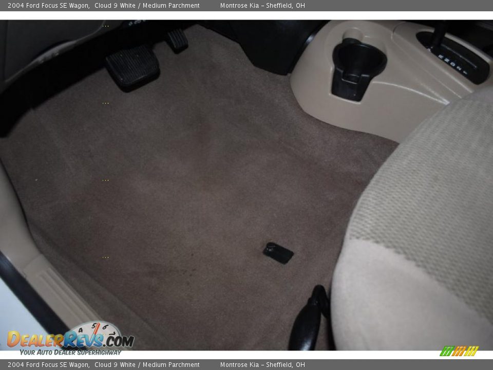 2004 Ford Focus SE Wagon Cloud 9 White / Medium Parchment Photo #30