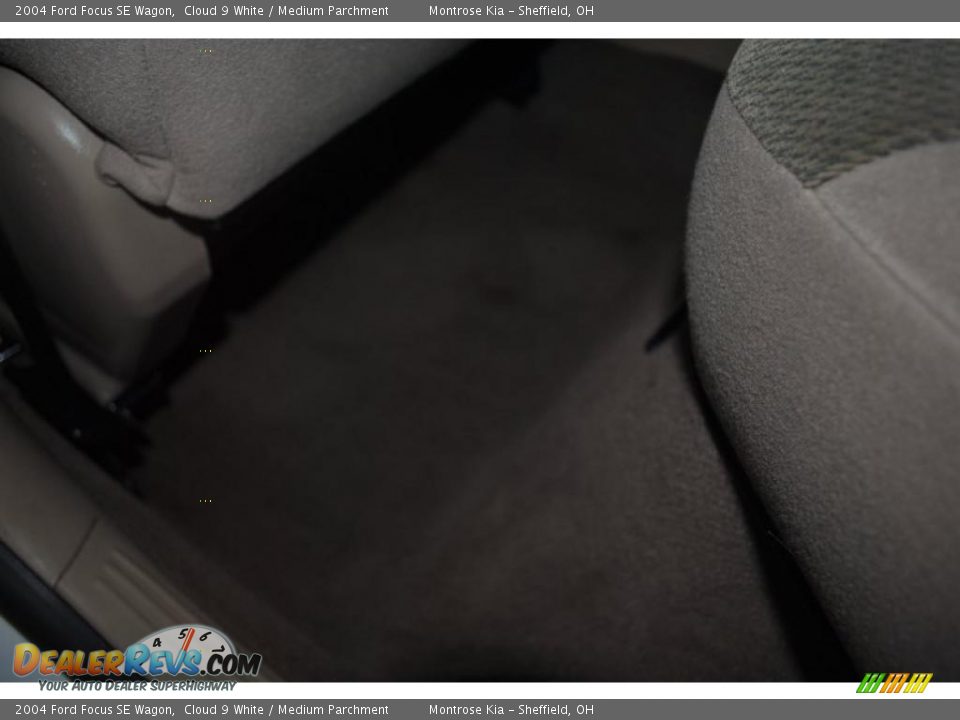 2004 Ford Focus SE Wagon Cloud 9 White / Medium Parchment Photo #32