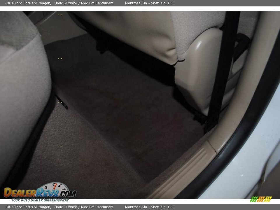 2004 Ford Focus SE Wagon Cloud 9 White / Medium Parchment Photo #34