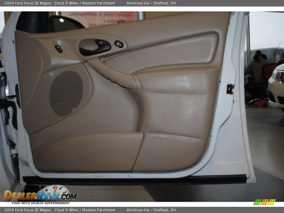 2004 Ford Focus SE Wagon Cloud 9 White / Medium Parchment Photo #35