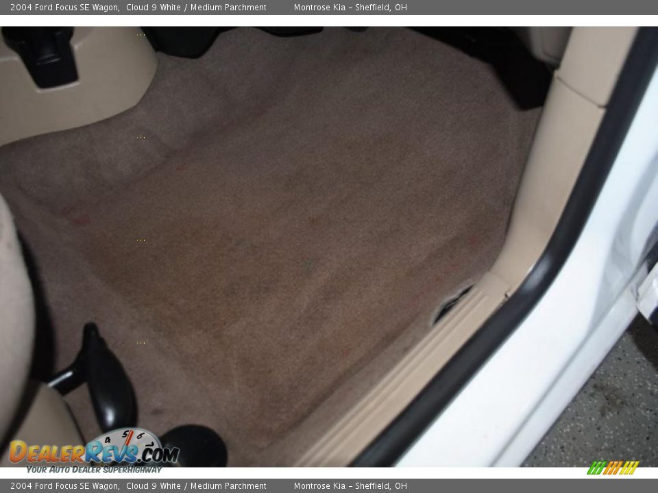 2004 Ford Focus SE Wagon Cloud 9 White / Medium Parchment Photo #36