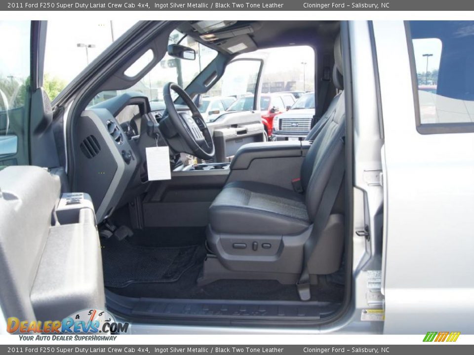 2011 Ford F250 Super Duty Lariat Crew Cab 4x4 Ingot Silver Metallic / Black Two Tone Leather Photo #10