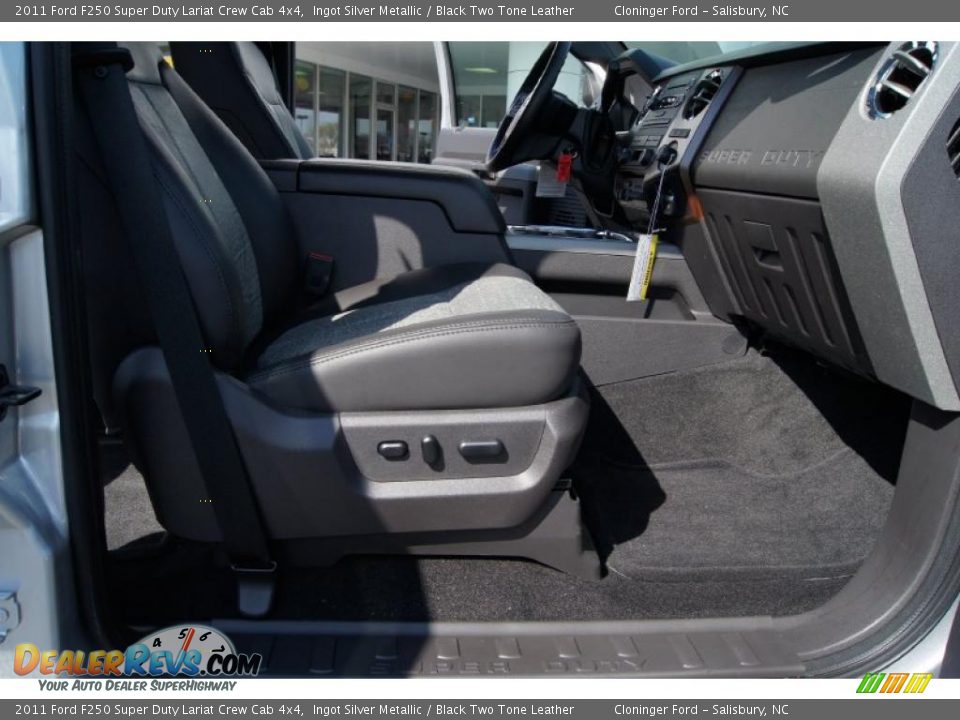 2011 Ford F250 Super Duty Lariat Crew Cab 4x4 Ingot Silver Metallic / Black Two Tone Leather Photo #13