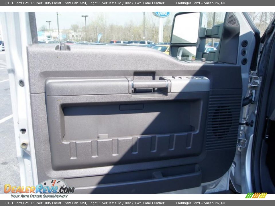 2011 Ford F250 Super Duty Lariat Crew Cab 4x4 Ingot Silver Metallic / Black Two Tone Leather Photo #33