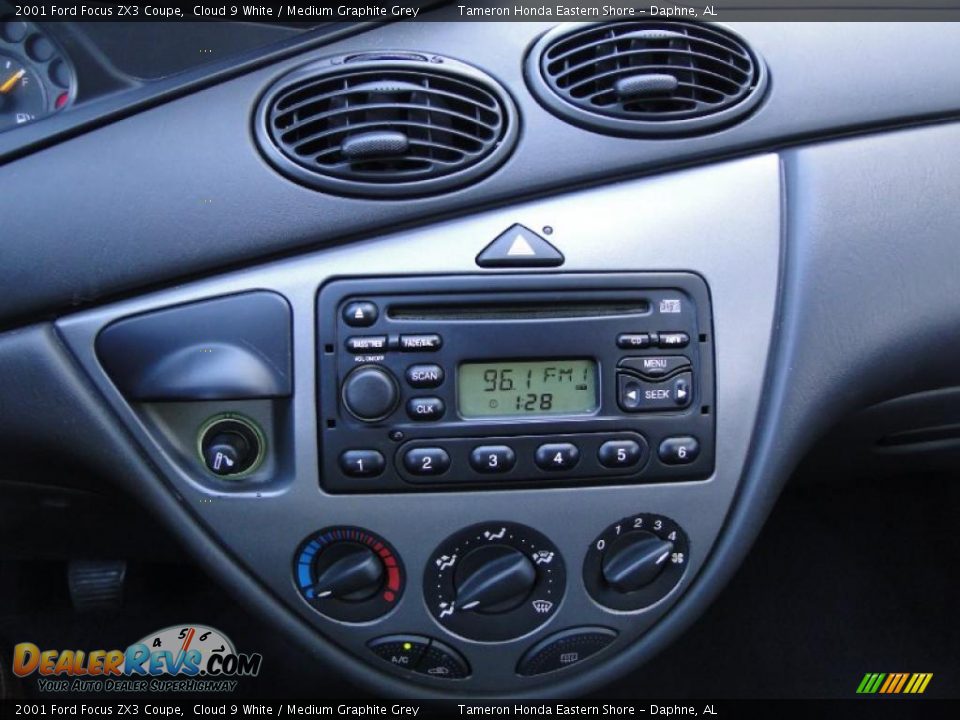 2001 Ford Focus ZX3 Coupe Cloud 9 White / Medium Graphite Grey Photo #18