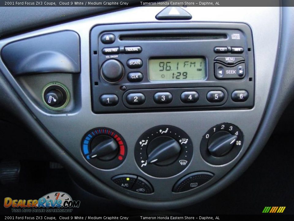 2001 Ford Focus ZX3 Coupe Cloud 9 White / Medium Graphite Grey Photo #19