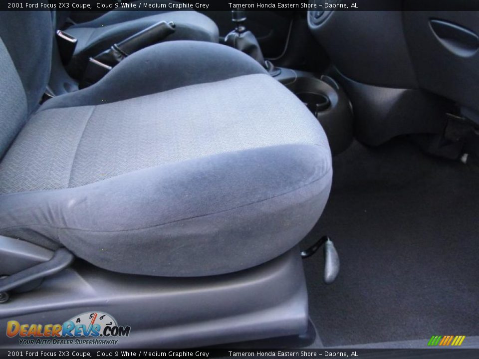 2001 Ford Focus ZX3 Coupe Cloud 9 White / Medium Graphite Grey Photo #24