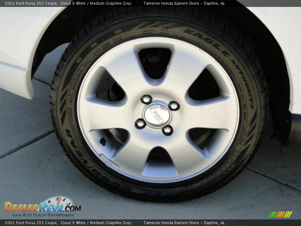 2001 Ford Focus ZX3 Coupe Cloud 9 White / Medium Graphite Grey Photo #29