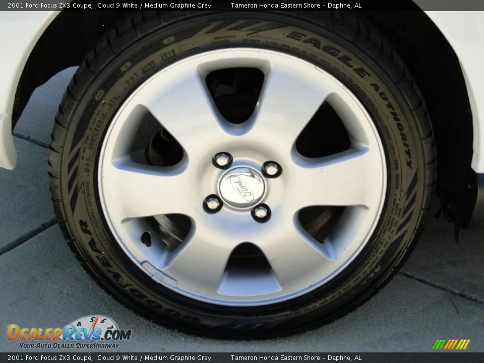 2001 Ford Focus ZX3 Coupe Cloud 9 White / Medium Graphite Grey Photo #30