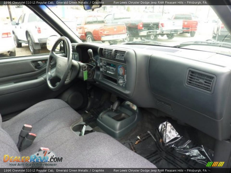 Dashboard of 1996 Chevrolet S10 LS Regular Cab Photo #14