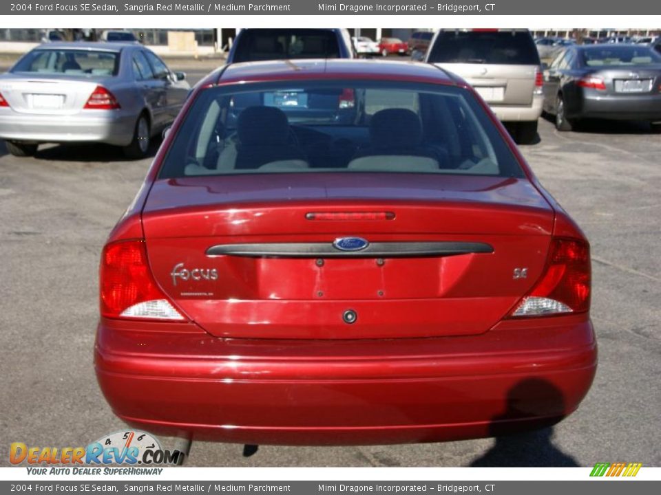 2004 Ford Focus SE Sedan Sangria Red Metallic / Medium Parchment Photo #5