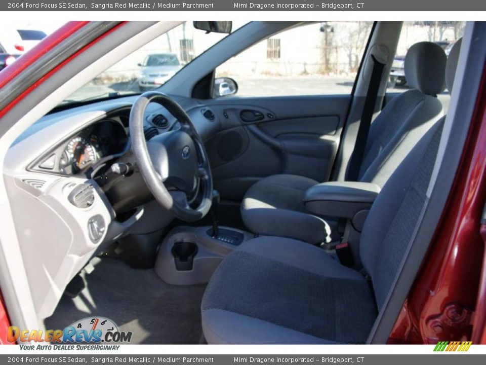 2004 Ford Focus SE Sedan Sangria Red Metallic / Medium Parchment Photo #8