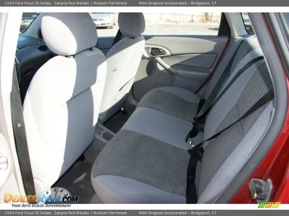 2004 Ford Focus SE Sedan Sangria Red Metallic / Medium Parchment Photo #11