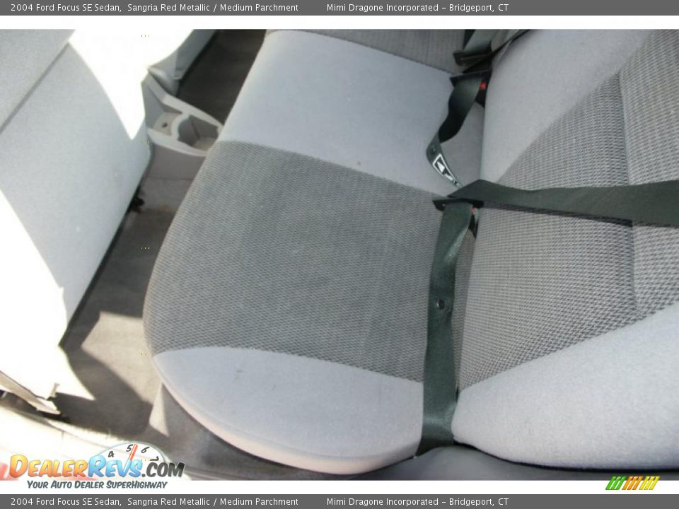 2004 Ford Focus SE Sedan Sangria Red Metallic / Medium Parchment Photo #12
