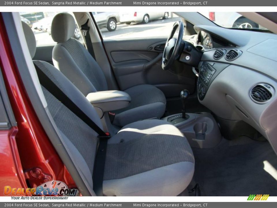 2004 Ford Focus SE Sedan Sangria Red Metallic / Medium Parchment Photo #14