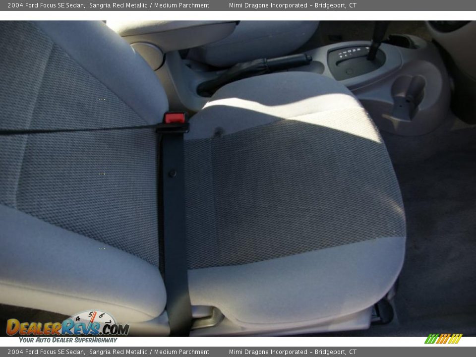 2004 Ford Focus SE Sedan Sangria Red Metallic / Medium Parchment Photo #15