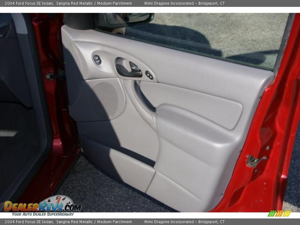 2004 Ford Focus SE Sedan Sangria Red Metallic / Medium Parchment Photo #16