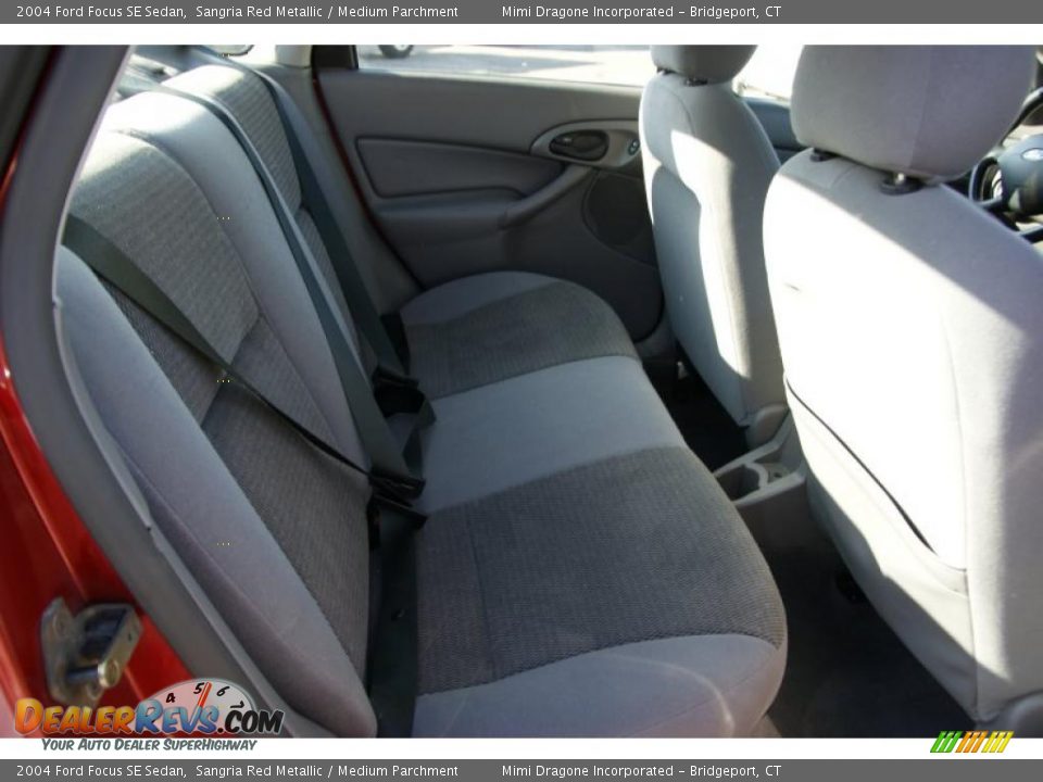 2004 Ford Focus SE Sedan Sangria Red Metallic / Medium Parchment Photo #17