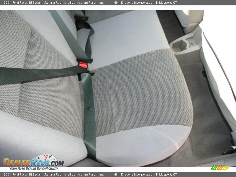 2004 Ford Focus SE Sedan Sangria Red Metallic / Medium Parchment Photo #18