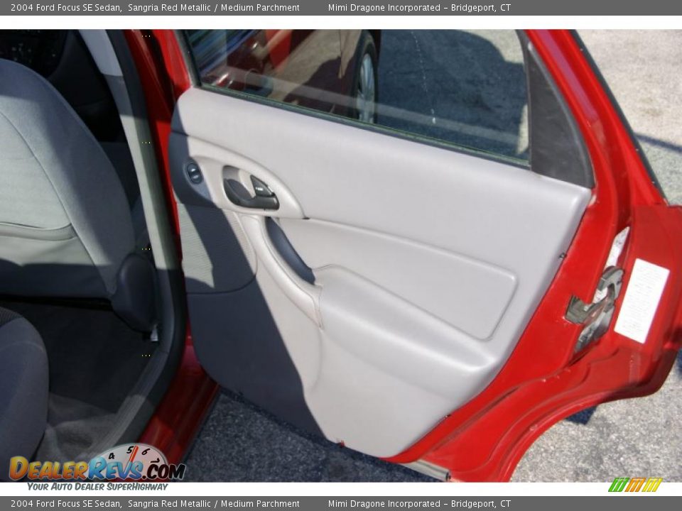 2004 Ford Focus SE Sedan Sangria Red Metallic / Medium Parchment Photo #19