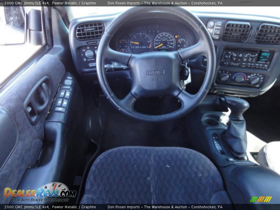 Dashboard of 2000 GMC Jimmy SLE 4x4 Photo #27