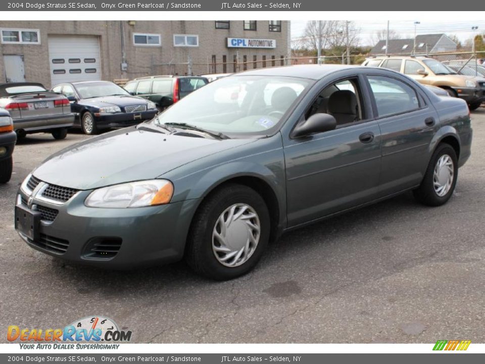 Front 3/4 View of 2004 Dodge Stratus SE Sedan Photo #1