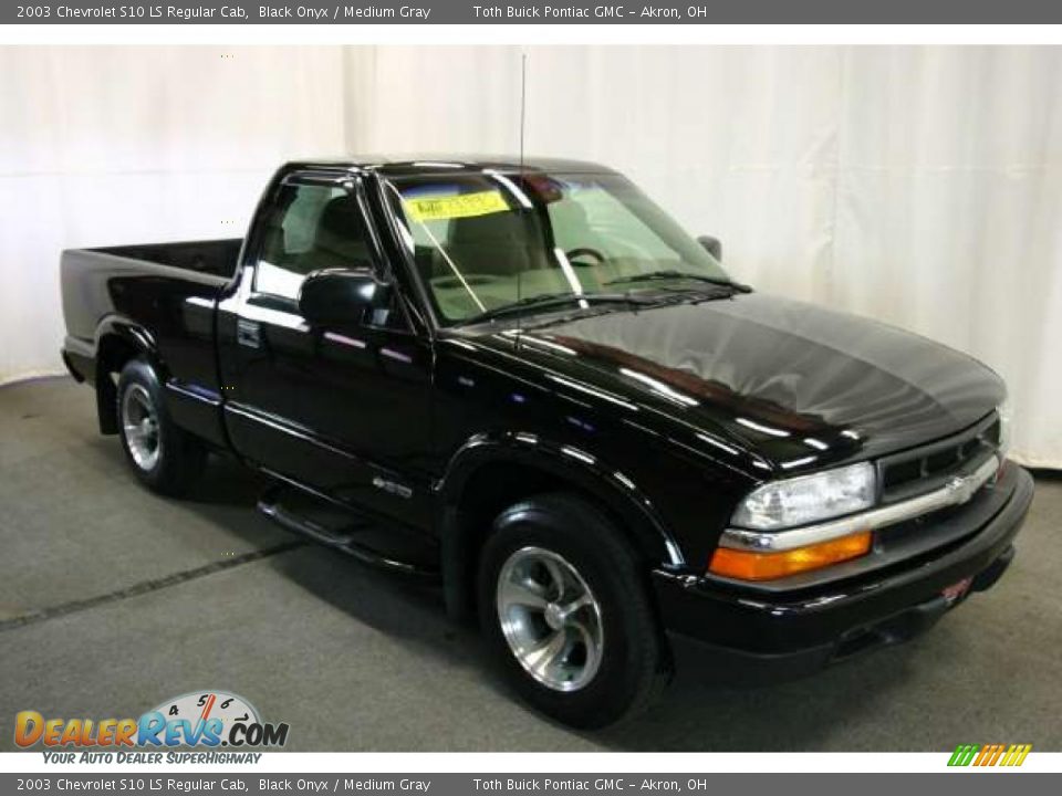 Front 3/4 View of 2003 Chevrolet S10 LS Regular Cab Photo #1