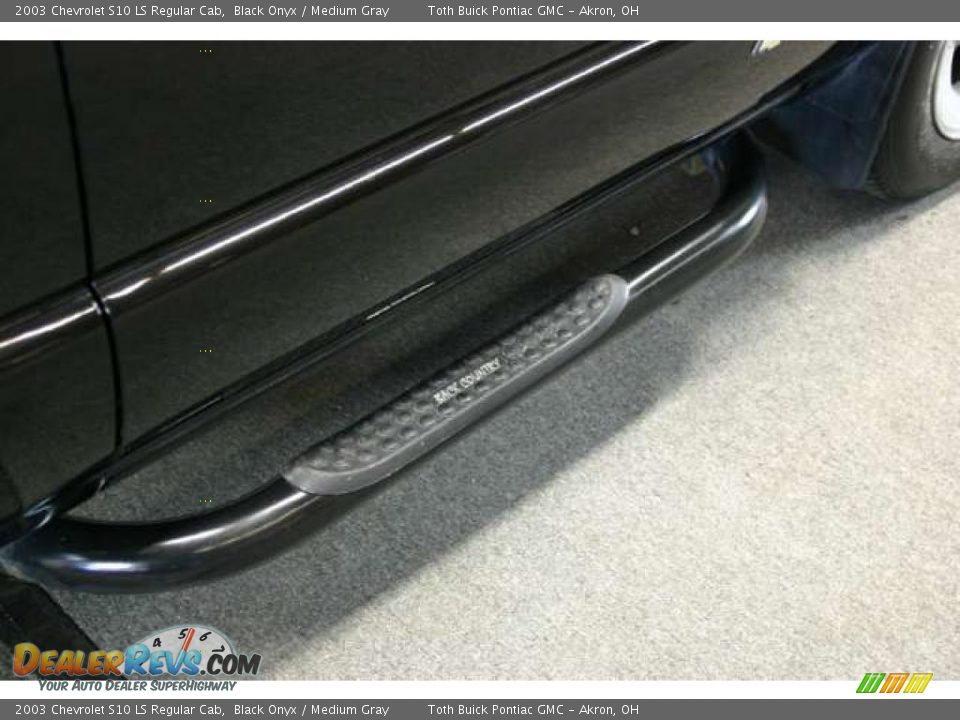 2003 Chevrolet S10 LS Regular Cab Black Onyx / Medium Gray Photo #10