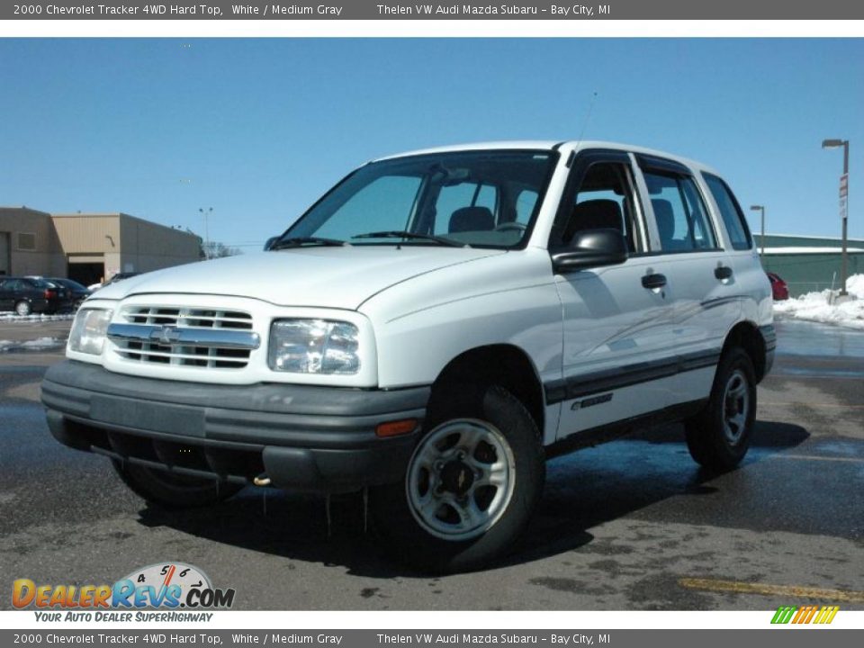 Front 3/4 View of 2000 Chevrolet Tracker 4WD Hard Top Photo #3