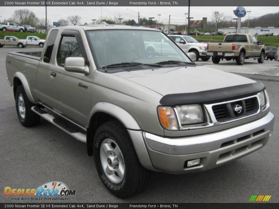 Front 3/4 View of 2000 Nissan Frontier SE V6 Extended Cab 4x4 Photo #4