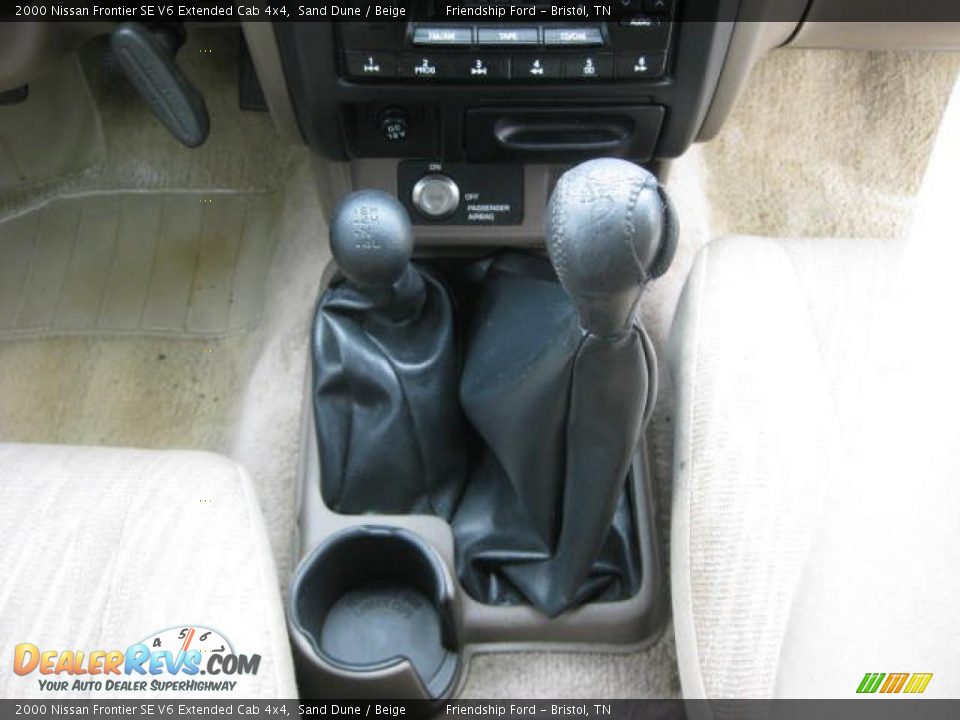 2000 Nissan Frontier SE V6 Extended Cab 4x4 Shifter Photo #27
