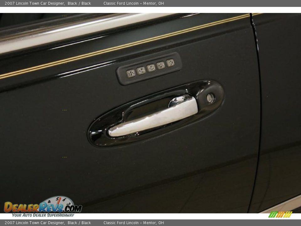 2007 Lincoln Town Car Designer Black / Black Photo #5