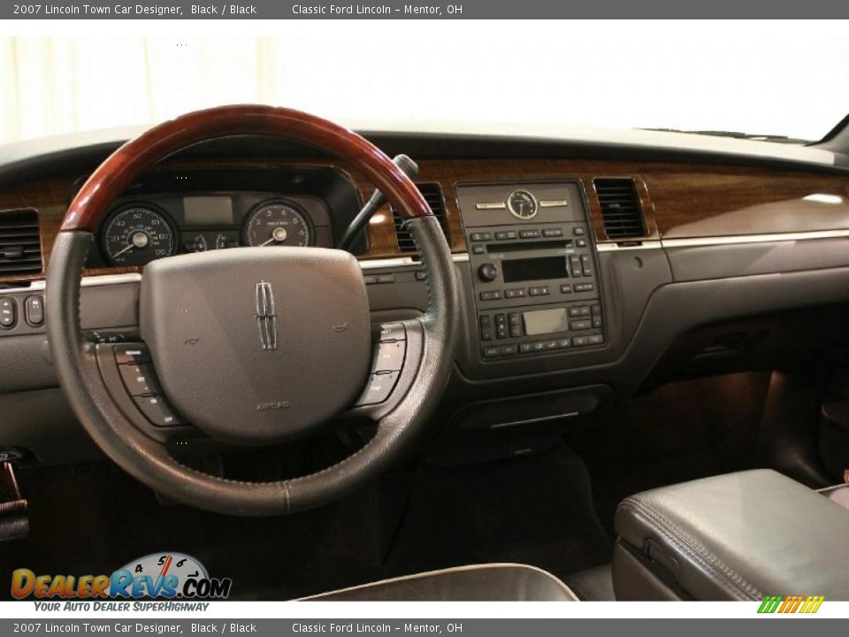 Dashboard of 2007 Lincoln Town Car Designer Photo #11