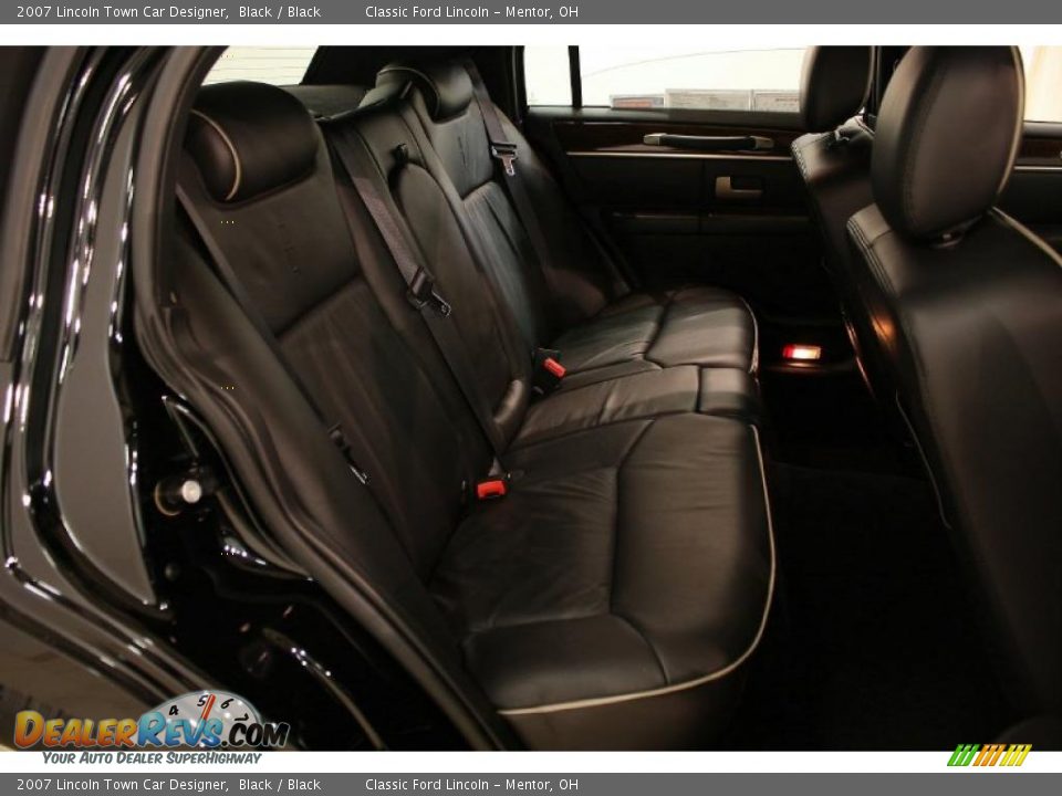 Black Interior - 2007 Lincoln Town Car Designer Photo #16